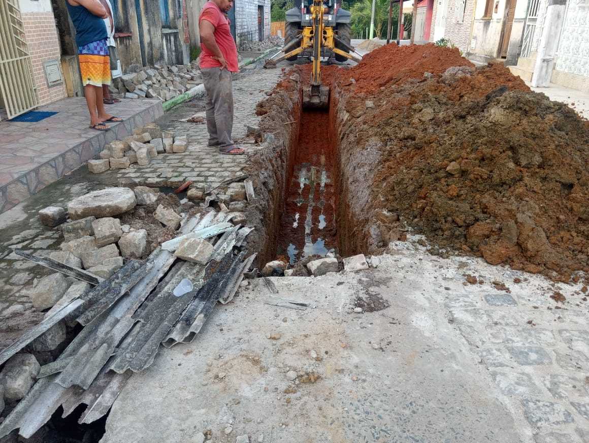 Camacã: Serviço de esgoto da Rua da Cooperativa em São João do Panelinha deixa moradores bastante felizes